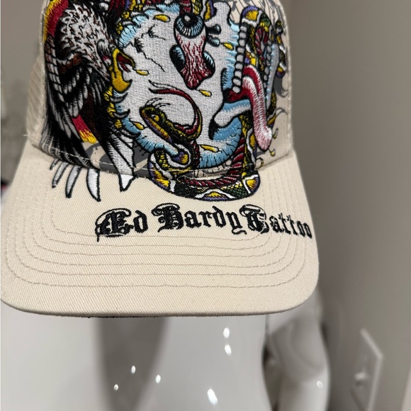 Ed Hardy Embroidered Battle
Skull - Khaki SnapBack Cap - Picture 5 of 16